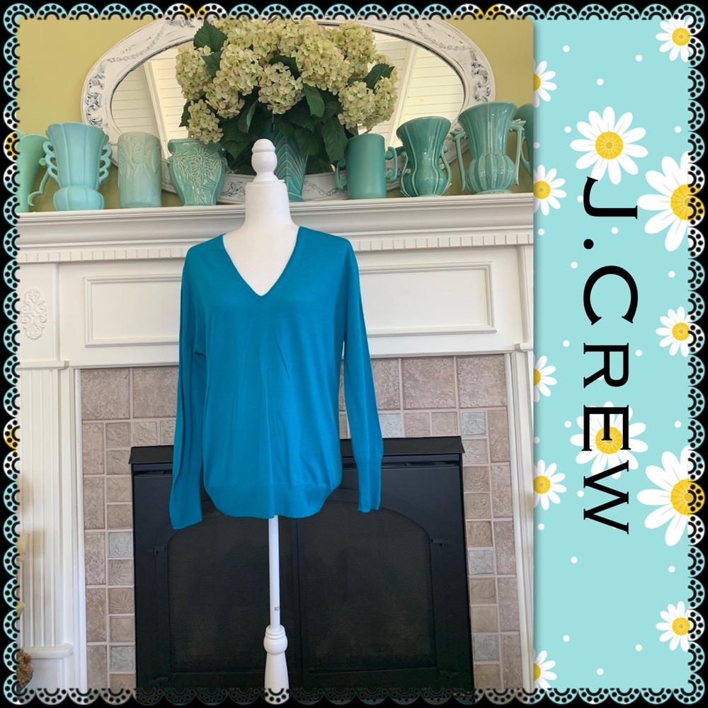 J.Crew V-neck lightweight sweater.size M/L